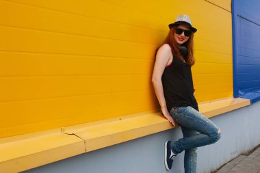 Kız hipster ışık şapka ve güneş gözlüğü üzerinde bir yaz