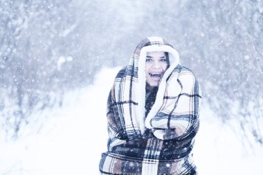 Güzel kızı güzel kış kar