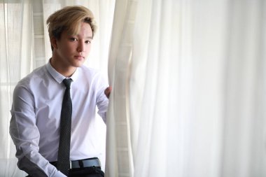 Klasik beyaz gömlekli genç Asyalı iş adamı.