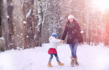Bir kış masal, genç bir anne ve kızı bir kızak sürmek