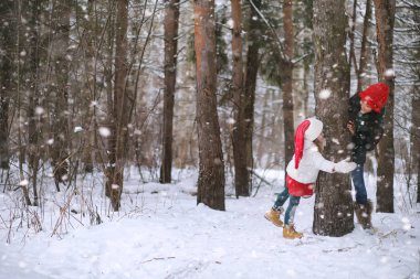 Bir kış masal, genç bir anne ve kızı bir kızak sürmek