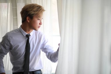 Klasik beyaz gömlekli genç Asyalı iş adamı.