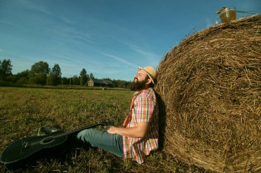 adam gitar ve bira niteliğine
