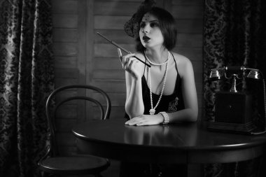 Güzel 1930'larda kız tek renkli dumanlar