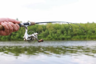 Bir sakallı bir adam nehirde balık tutma