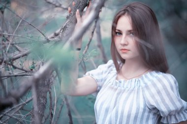 Bir kız bir bahar yeşil park