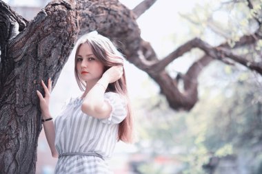 Bir kız bir bahar yeşil park