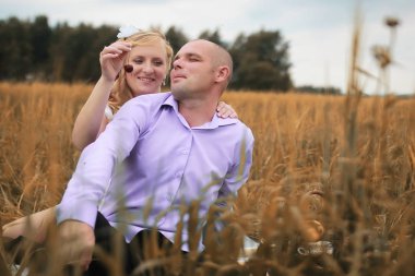 Yeni evli bir alanda sonbahar günü yürüyüş severler