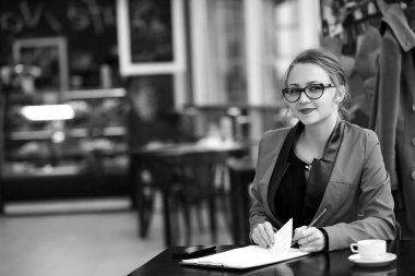 Bir iş toplantısında güzel kadın