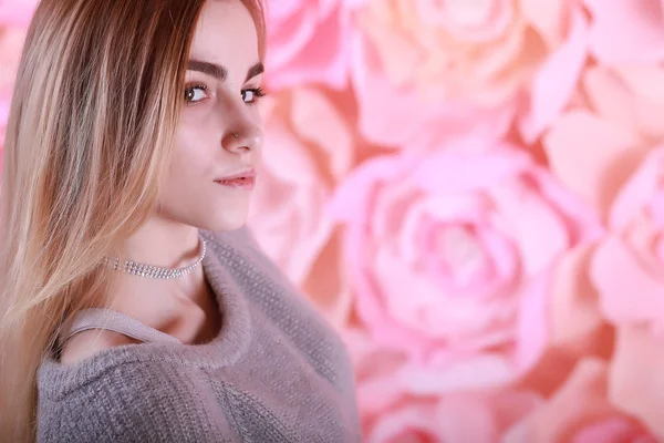 Menina Com Cabelo Loiro Suéter Cinza Pose — Fotografia de Stock