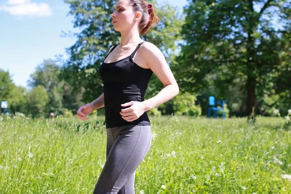 Mujer deporte correr en parque al aire libre —  Fotos de Stock