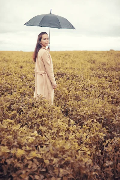 Jeune fille dans le parc d'automne — Photo