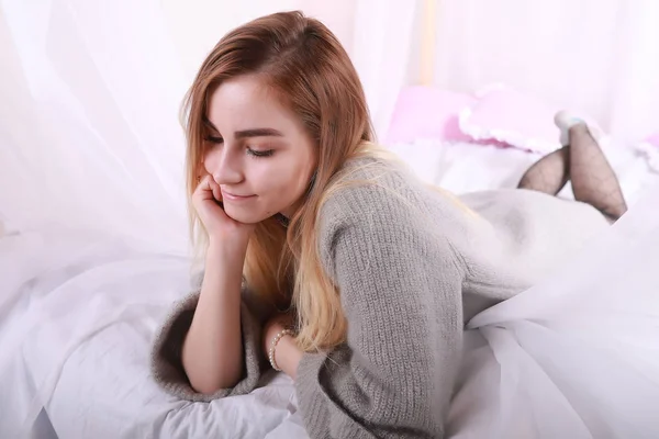 Menina Com Cabelo Loiro Suéter Cinza Pose — Fotografia de Stock