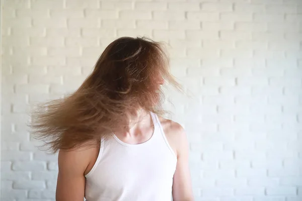 Giovane con i capelli lunghi — Foto Stock