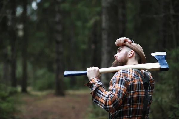 Büyük bir balta ile sakallı bir oduncu — Stok fotoğraf
