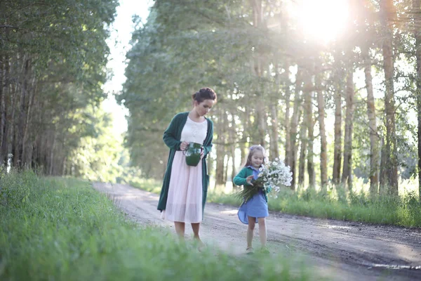 Matka s dcerou kráčející po cestě — Stock fotografie