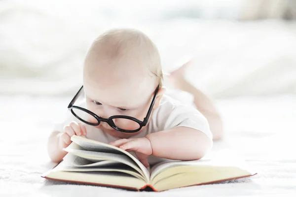 Ein Neugeborenes Liegt Auf Einem Weichen Bett Erziehung Der Kinder — Stockfoto