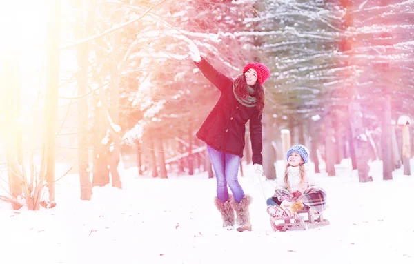Un conte de fées d'hiver, une jeune mère et sa fille montent en traîneau — Photo