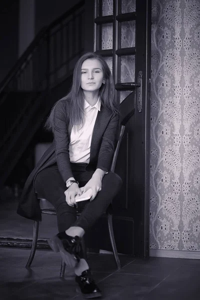 Bir kız bir kafede kahve içiyor. Bir kadın kahvaltı yapıyor