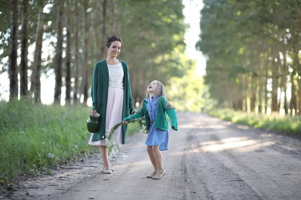 Mother with daughter walking on a road — Stock Photo, Image