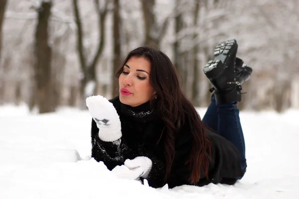 젊은 여자는 겨울 공원에서 도보로 — 스톡 사진