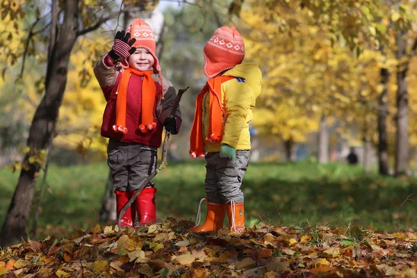 Małe dzieci w spacerem park — Zdjęcie stockowe