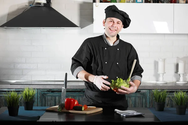 Homem Cozinheiro Preparando Comida Mesa Cozinha Vegetais — Fotografia de Stock