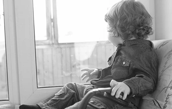 Ребенок Слушает Музыку Наушниках Черно Белое Фото — стоковое фото