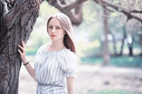 Una chica en un parque verde de primavera —  Fotos de Stock