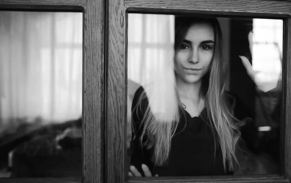 Jovem em casa relaxante — Fotografia de Stock