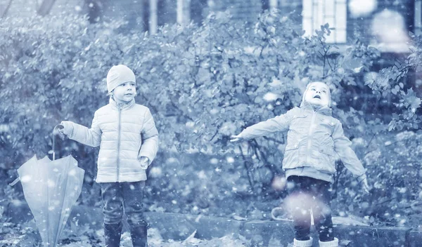 Copiii merg în parc prima zăpadă — Fotografie, imagine de stoc