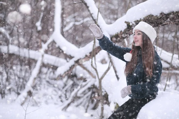 Fille dans un parc d'hiver en chute de neige — Photo