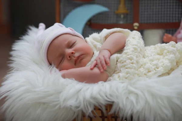 Bebé Recién Nacido Durmiendo Envuelto Una Cálida Blanke — Foto de Stock