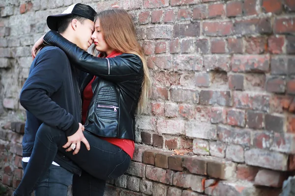 Couple Aimant Marcher Dans Des Vêtements Décontractés — Photo