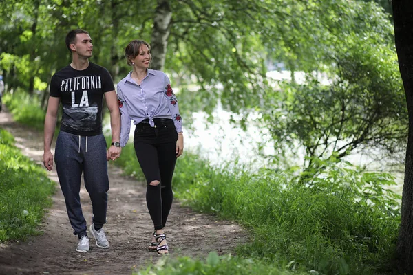 Belo jovem casal em uma caminhada — Fotografia de Stock