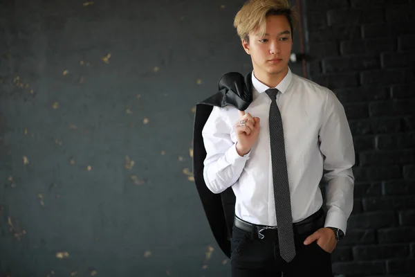 古典的な白いシャツとTiの若いアジアのビジネスマン — ストック写真
