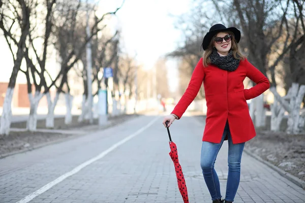 Chica bonita en un paseo con un paraguas en la ciudad —  Fotos de Stock