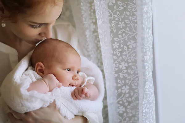 Dítě Náručí Dívky Máma Drží Své Dítě Náručí Happy Mother — Stock fotografie