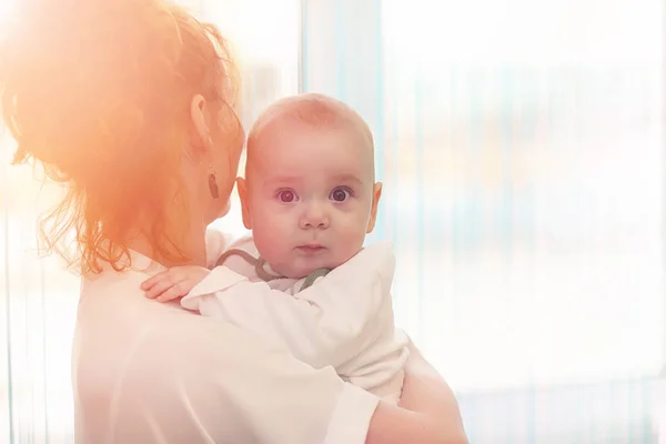 Bébé Dans Les Bras Fille Maman Tient Son Enfant Dans — Photo