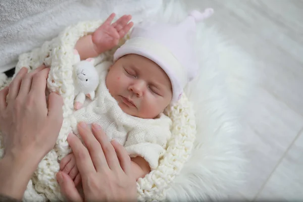 Neugeborenes schlafend in eine Decke gewickelt — Stockfoto