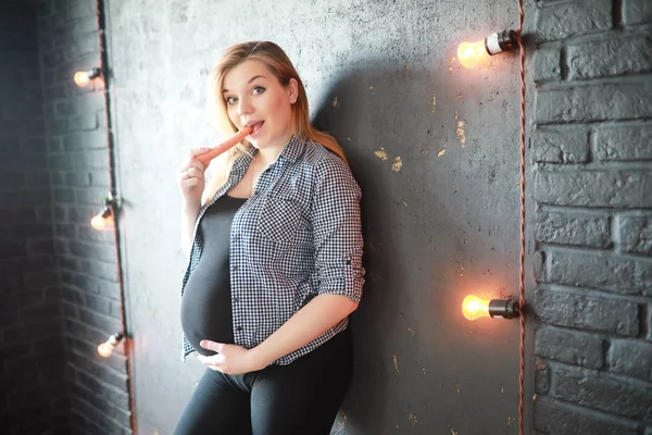 Zwangere jonge mooi meisje op de negende maand — Stockfoto