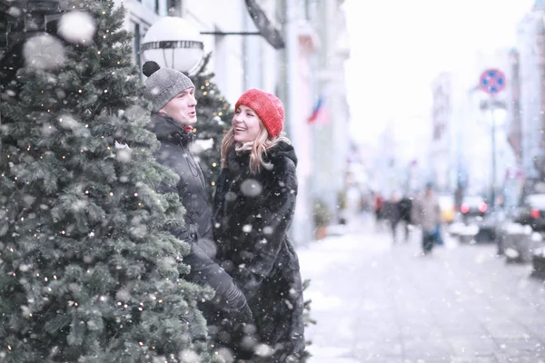 Pareja joven caminando durante el invierno — Foto de Stock