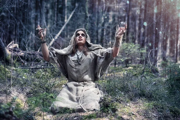 Karanlık bir ormanda bir ritüel bir cüppe içinde geçirir — Stok fotoğraf