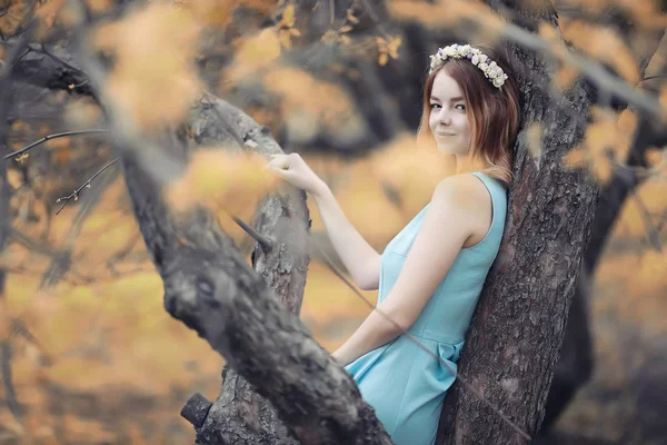 Jeune Fille Sur Une Promenade Automne Par — Photo