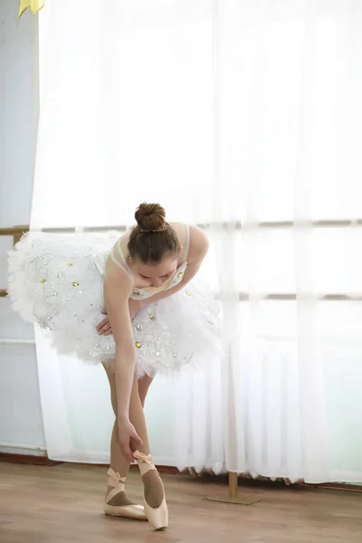 漂亮的女孩芭蕾舞练习 — 图库照片