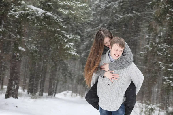 Par de amantes em uma tarde de inverno de data em uma nevasca de neve — Fotografia de Stock