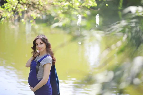 Hamile Bir Kadın Parkta Yürüyor — Stok fotoğraf