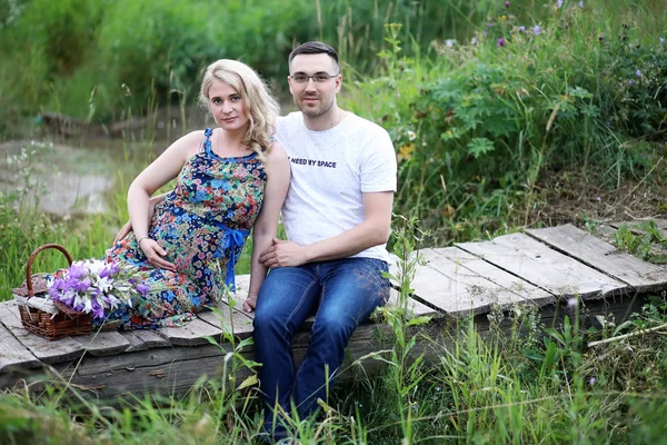 Zwanger Meisje Met Grote Buik Jonge Man Par — Stockfoto