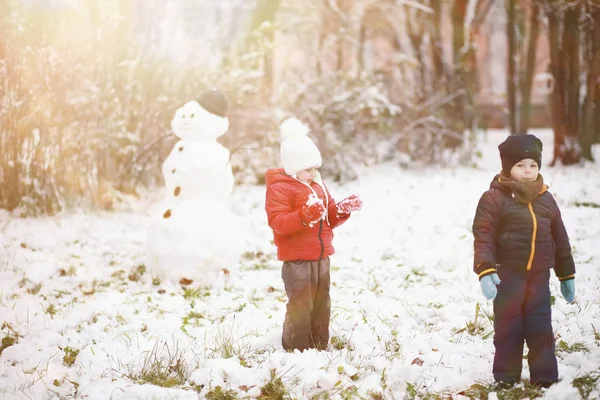 Enfants dans le parc d'hiver jouer — Photo