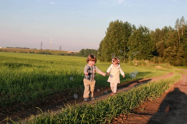 Enfants en plein air sur la nature — Photo